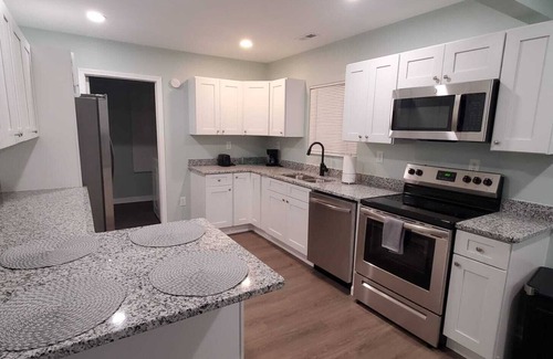 Petersburg Maison | Renovated "Like New" Comfy Home.