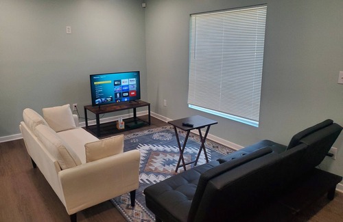 Petersburg Maison | Renovated "Like New" Comfy Home.