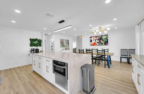 Spring Valley Maison | Renovated Modern Home with Pool. Minutes from the Las Vegas Strip