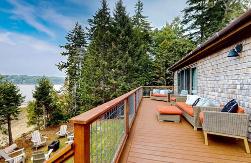 Saint George Maison | Renovated oceanfront home with stunning view & pebbly beach - snowbird-friendly