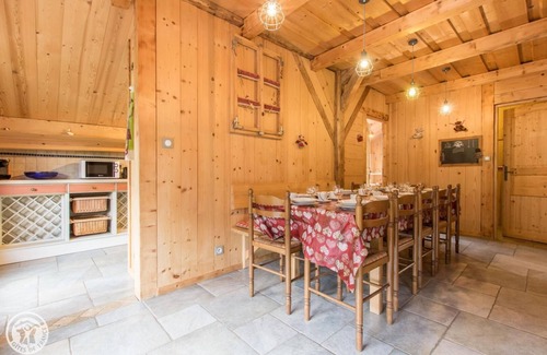Abondance Chalet De Ski | Ancienne ferme rénovée, chalet au décor contraste entre charme et tradition