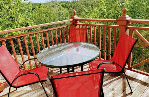 Mont-Tremblant Copropriété | RÉNOVÉ-Skiin&out/À pied du village/Unité de coin/Piscine chauffée /Ensoleillé
