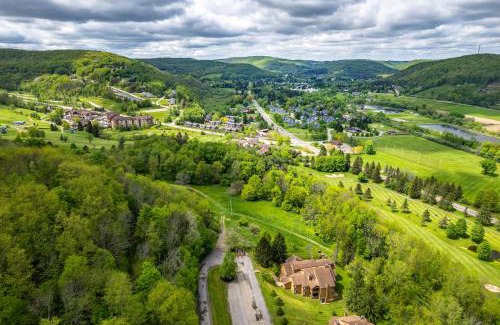 Ellicottville Maison | Renovated Ski In Out Condo King Bed Patio Grill