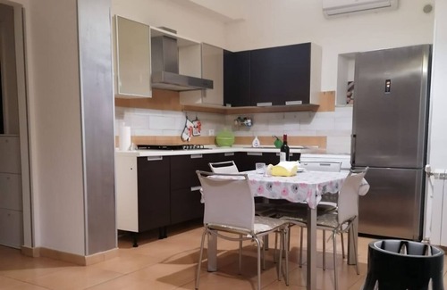 Furnari Appartement | Renovated, spacious apartment with garden
