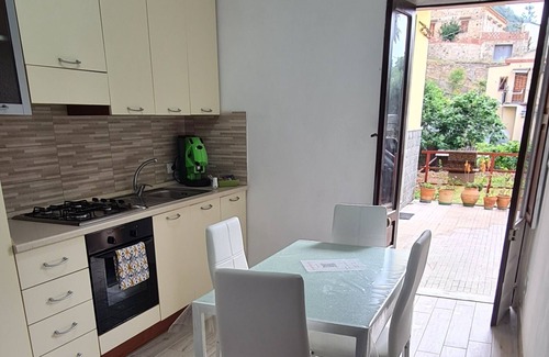 Caronia Appartement | Renovated two-bedroom apartment, parking space, by the sea.