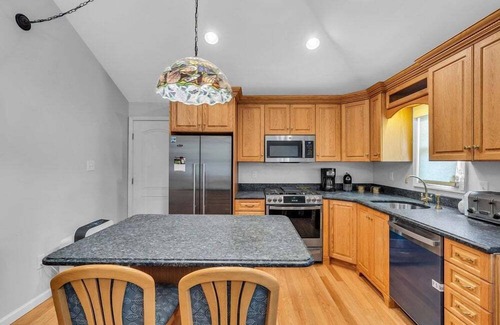 Point Pleasant Beach Copropriété | Renovated, open concept 1BR unit w/ porch room, futon in LR, huge basement, 2 badges to beach!