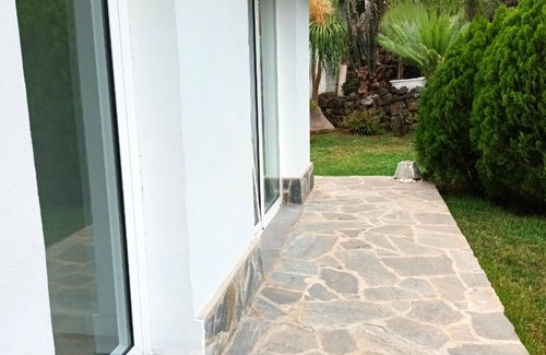 Las Cuevas Appartement | Renovated vacation apartment with garden and Teide view near La Orotava