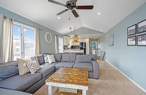 Sea Isle City Maison | Renovated with Backyard Oasis! Quick Walk to Town & Beach. 4 BRs. Sleeps 10
