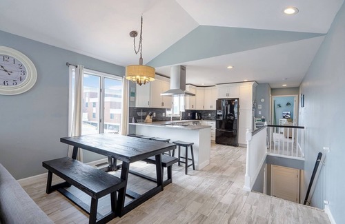 Sea Isle City Maison | Renovated with Backyard Oasis! Quick Walk to Town & Beach. 4 BRs. Sleeps 10