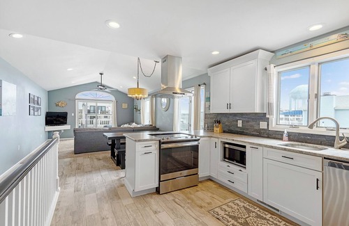 Sea Isle City Maison | Renovated with Backyard Oasis! Quick Walk to Town & Beach. 4 BRs. Sleeps 10
