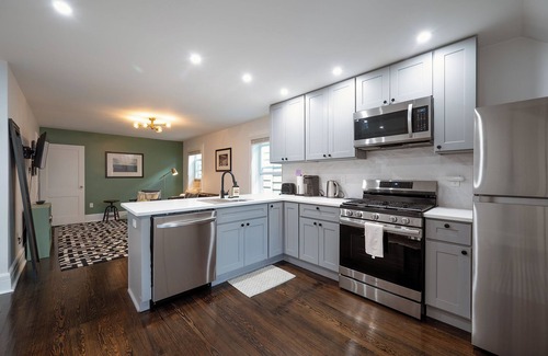 West Side Appartement | Renovated1-bedroom apartment on quiet block close to NYC in Jersey City.