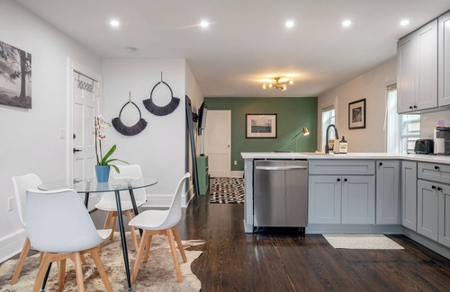 West Side Appartement | Renovated1-bedroom apartment on quiet block close to NYC in Jersey City.