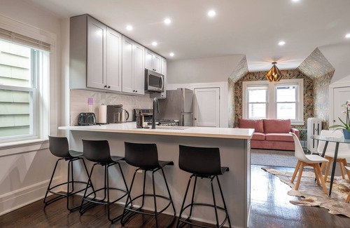 West Side Appartement | Renovated1-bedroom apartment on quiet block close to NYC in Jersey City.