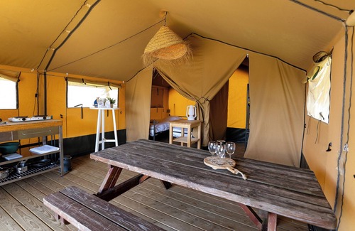 Heeg Maison | Rent a comfortable Safari tent by the water in the water sports village of Heeg!