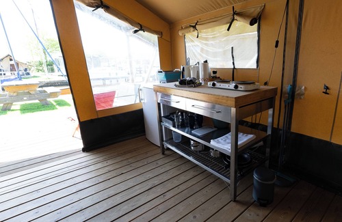Heeg Maison | Rent a comfortable Safari tent by the water in the water sports village of Heeg!