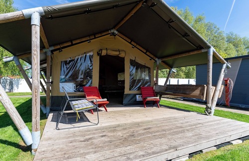 Heeg Maison | Rent a comfortable Safari tent by the water in the water sports village of Heeg!