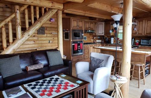 Northwood Cabine | Louez une maison en rondins sur une péninsule privée du lac Northwood. Profitez du paradis!