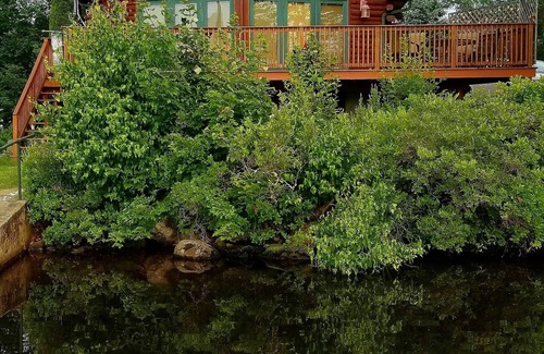 Northwood Cabine | Louez une maison en rondins sur une péninsule privée du lac Northwood. Profitez du paradis!