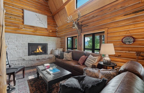 Eden Cabine | Rent the Snowberry Inn-Large kitchen & Gathering room Ensuite bath in all rooms