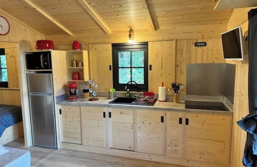 Lacoste Cabine | location 2 cabanes en bois pour 10 personnes (chauffage & climatisation)
