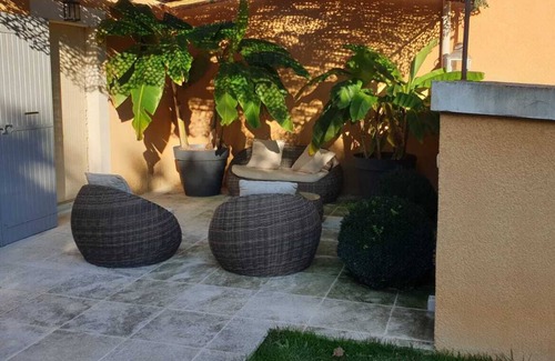 Sarrians Maison | Location Villa Provençale de 100m2, avec piscine et jardin de 400m2.