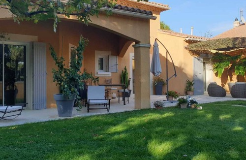 Sarrians Maison | Location Villa Provençale de 100m2, avec piscine et jardin de 400m2.