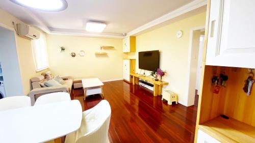 Hongqiao Appartement | Residence Near Xuhui Business District, Just 5 Minutes from Metro Line 9
