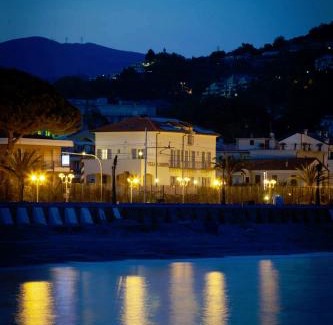 Pietra Ligure Appartement | Residence Villa Carmen fronte mare a 50 mt