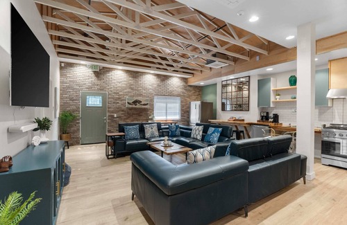 Stockton Hôtel | Resort: 34 BRs, 95 Beds & 5 Stunning Event Spaces
