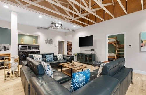 Stockton Hôtel | Resort: 34 BRs, 95 Beds & 5 Stunning Event Spaces