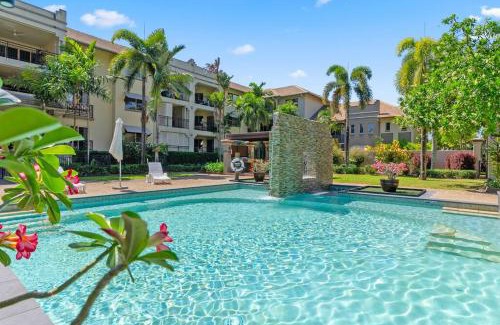 Westcourt Appartement | Resort Splendor - Top Floor Apartment in Cairns One