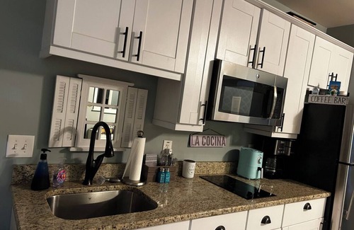 Woodstock Appartement | Resort studio apartment with private hot tub, fire pit, gym, and access to pool.
