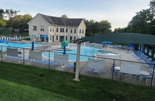 Woodstock Appartement | Resort studio apartment with private hot tub, fire pit, gym, and access to pool.