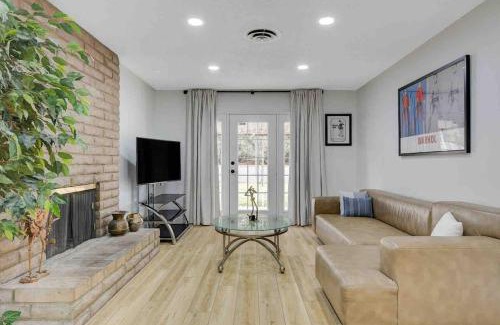 Paradise Maison | Resort Style 4 bedroom House with Pool Minutes from Strip