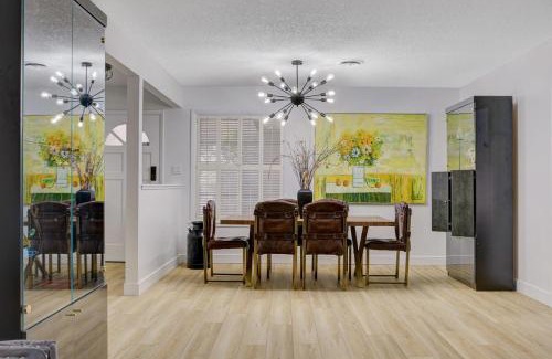 Paradise Maison | Resort Style 4 bedroom House with Pool Minutes from Strip