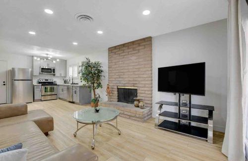 Paradise Maison | Resort Style 4 bedroom House with Pool Minutes from Strip