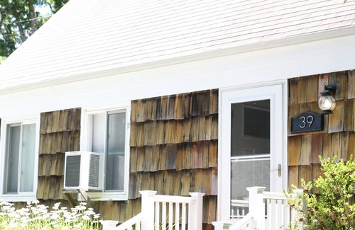 East Quogue Maison | Style de cour Cour arrière / Chalet tout récemment rénové / chauffé Piscine privée