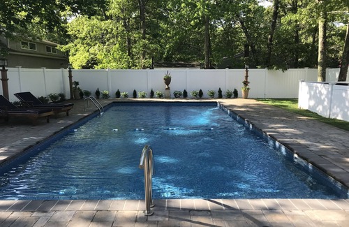 East Quogue Maison | Style de cour Cour arrière / Chalet tout récemment rénové / chauffé Piscine privée
