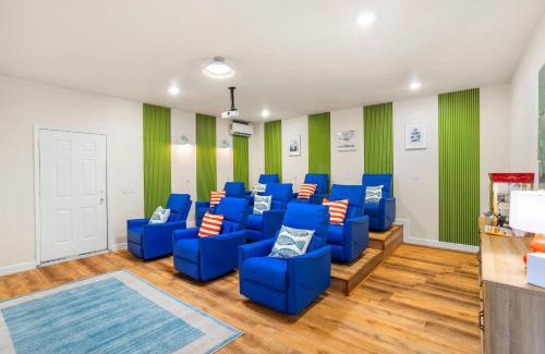 Lake Dallas Maison | Resort Style Backyard Pool Pickleball Court