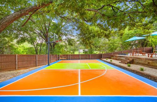 Lake Dallas Maison | Resort Style Backyard Pool Pickleball Court