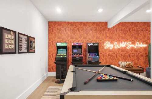 Medical Center District Maison | Resort Style Backyard Pool Putt Putt Hot Tub