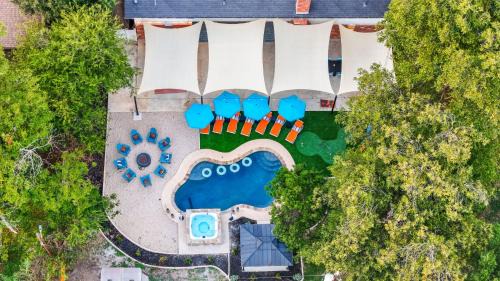Medical Center District Maison | Resort Style Backyard Pool Putt Putt Hot Tub