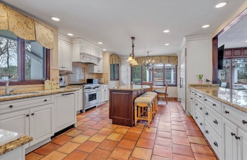 Old Brookville Maison | Resort style house for rent in Old Brookville. Minimum 3 nights stay!