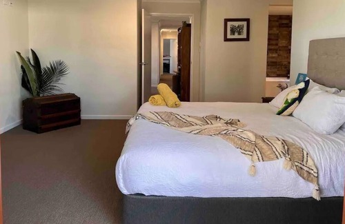 Ballina Maison | Resort Style Oasis, In-Town Hide-Away