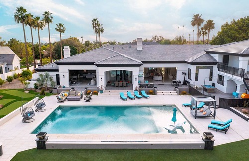 Charnwood Maison | Resort-Style Villa | Pool Pickleball Golf Relaxation