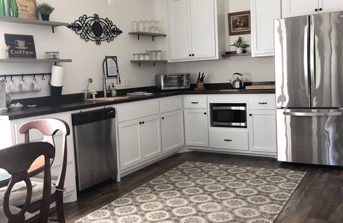 Brenham Maison | Rest and Renewal for you! Just 3 miles to Brenham