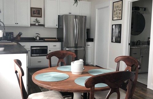 Brenham Maison | Rest and Renewal for you! Just 3 miles to Brenham