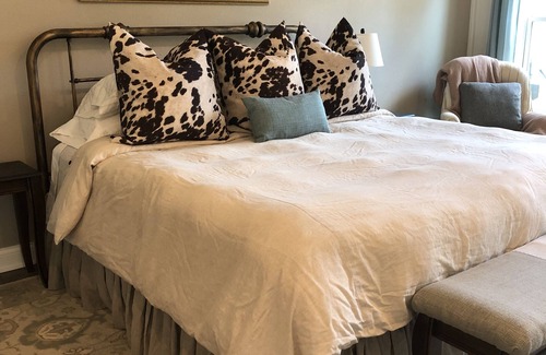 Brenham Maison | Rest and Renewal for you! Just 3 miles to Brenham