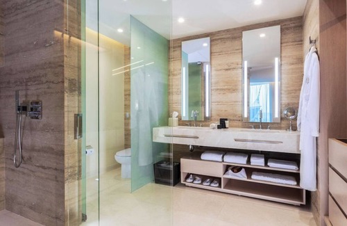 Downtown Cancun Hôtel | Rest, Rejuvenate & Relax with Spa and Swimming Pool Near Golf & Marina