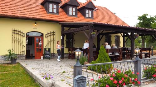 Hlasna Treban Maison | Restaurace a pension Chalupa